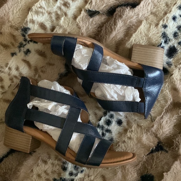 BORN B.O.C. Criss-Cross Strap Sandals / Heels — 6 - Picture 4 of 10